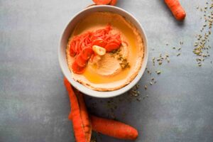Winterlicher Hummus mit fermentierten Karotten