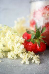Erdbeer-Koso mit Holunderblüten und Minze
