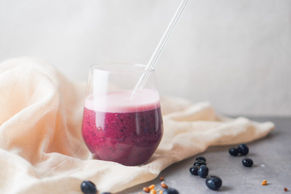 Nährstoffreicher Smoothie mit Kombuch für Energie am Morgen