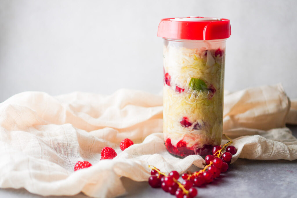 Sommerliches Sauerkraut mit Beeren