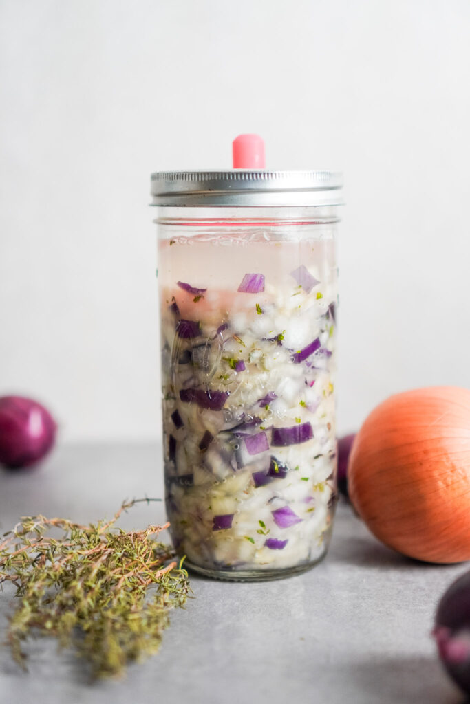 Zwiebeln mit mediterranen Kräutern fermentieren